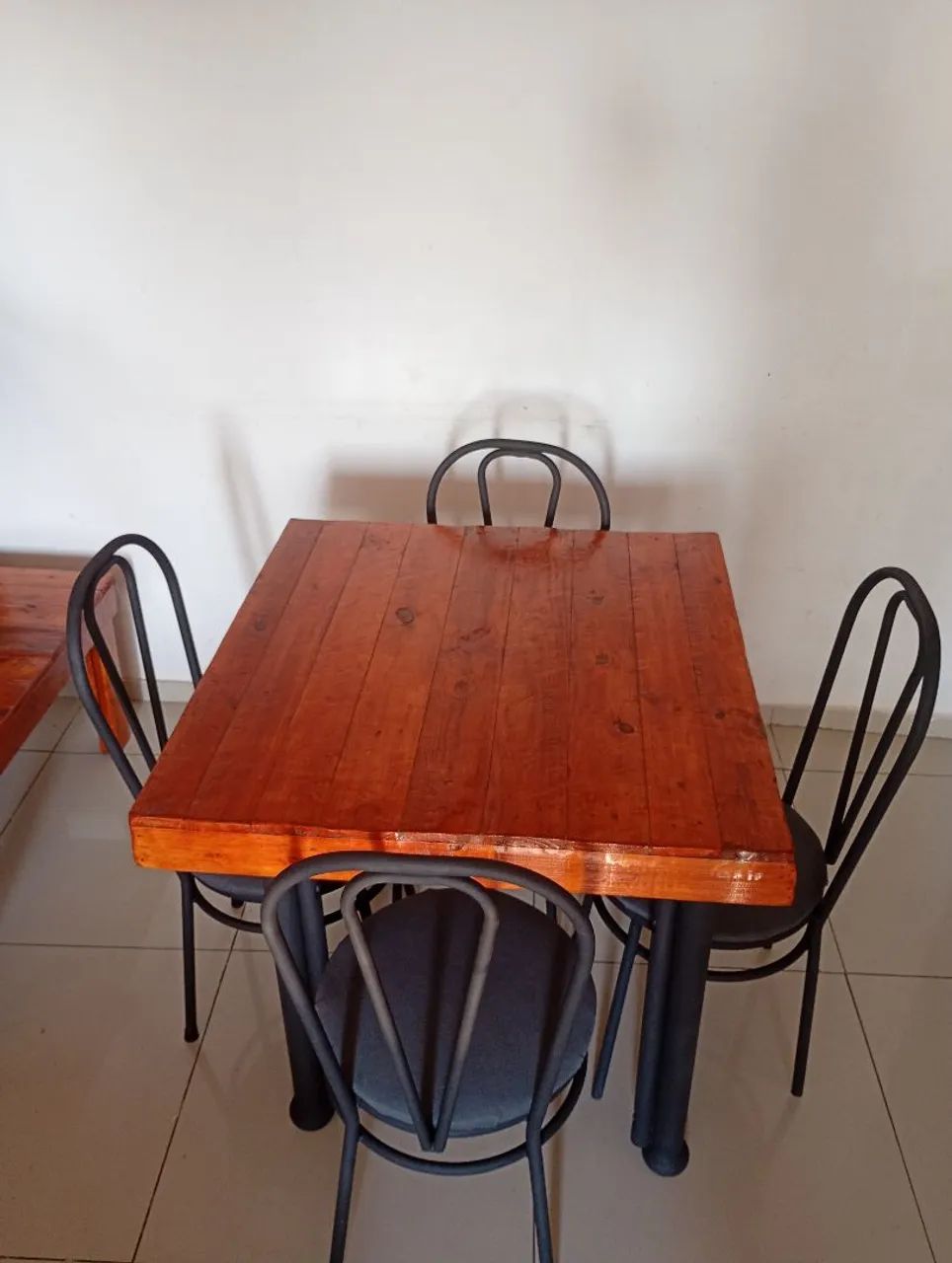 Mesa rústica de madeira com pés de ferro  - Foto 4