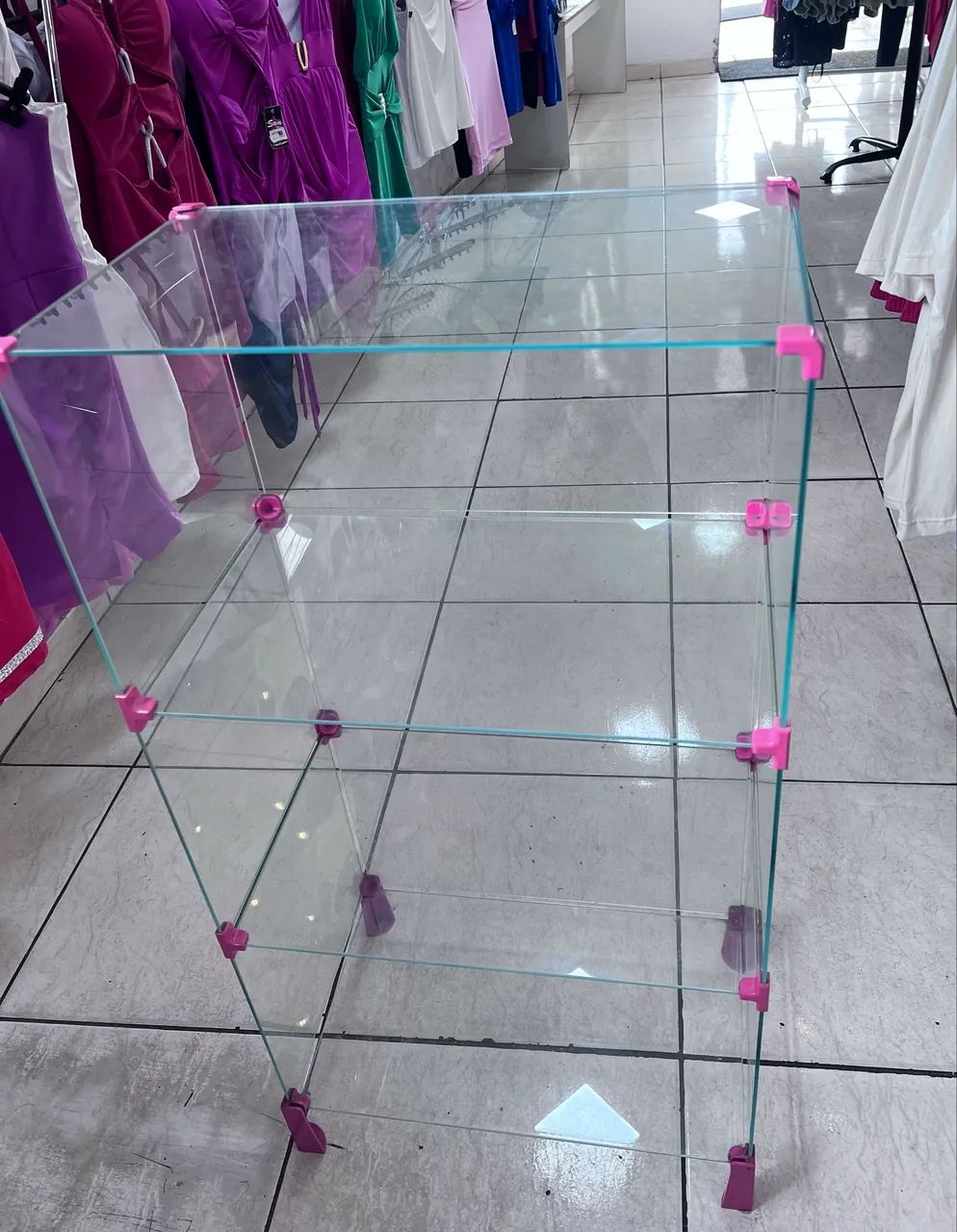Balcão de vidro moldurado 