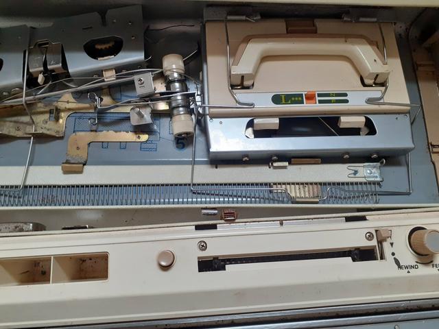 Vendo máquina de tricô Elgin Brotter + 8 novelos de lã de brinde - Foto 2