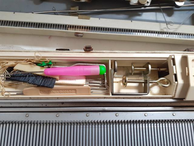 Vendo máquina de tricô Elgin Brotter + 8 novelos de lã de brinde - Foto 4