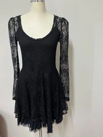 Vestido preto curto em renda - Preto