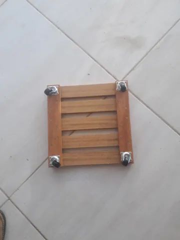 suporte quadrado de madeira com rodinha - Foto 6