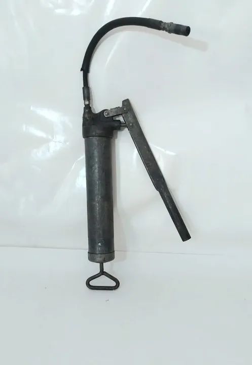 Antiga Bomba Manual para Aplicação de Graxa, com extensor de borracha  flexível e bico  - Foto 5