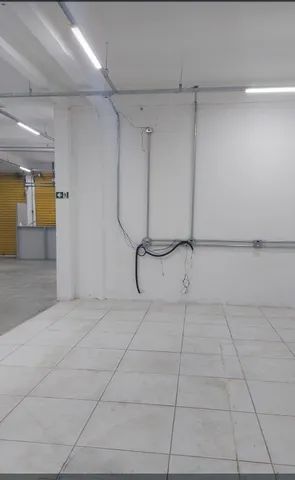 Loja com 380 metros quadrados, com garagem para  3 carros, 2 WC, mini copa.