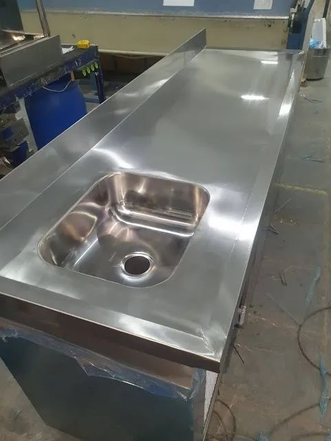 Gabinete com portas de correr, com cuba e porta bebidas. - Foto 2