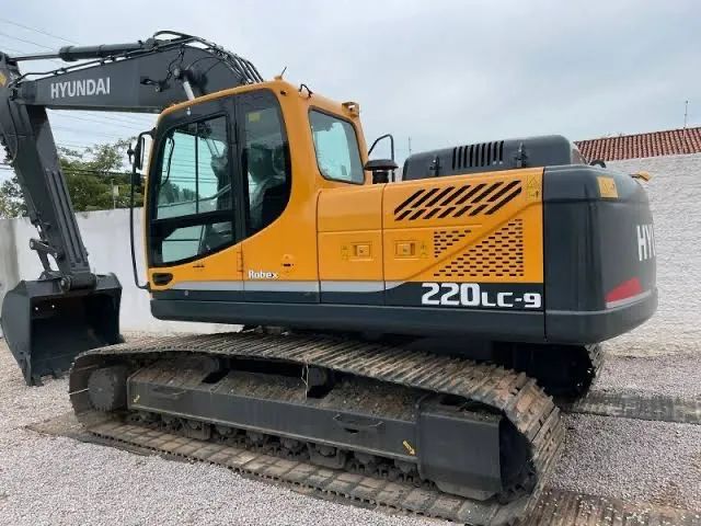Escavadeira hidráulica Hyundai 220LC-9 em 