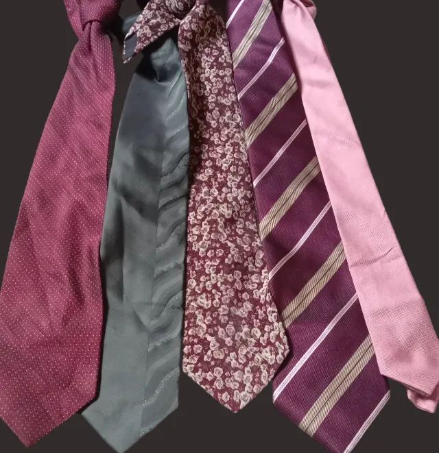 Kit com 5 Gravatas  em ótimo estado.