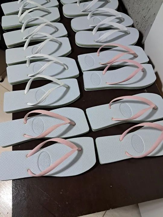 Chinelos tradicionais e rasteirinhas