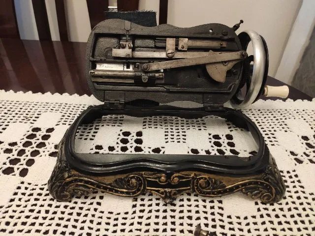 Maquina de Costura muito Antiga a Manivela com base de ferro, modelo pata de leão,  - Foto 6
