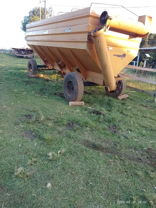 Carreta Graneleira Becker 20.000 ano 2011