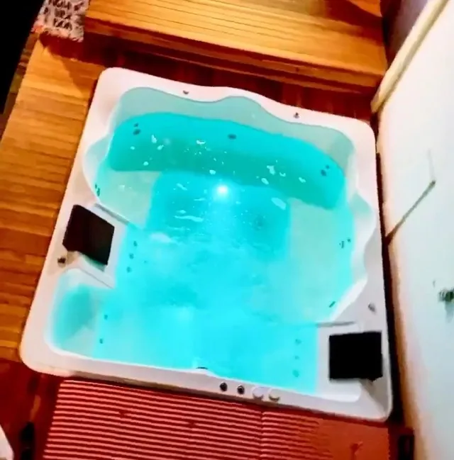 Ana: Spa de 7 lugares Com 2 Espreguiçadeiras
