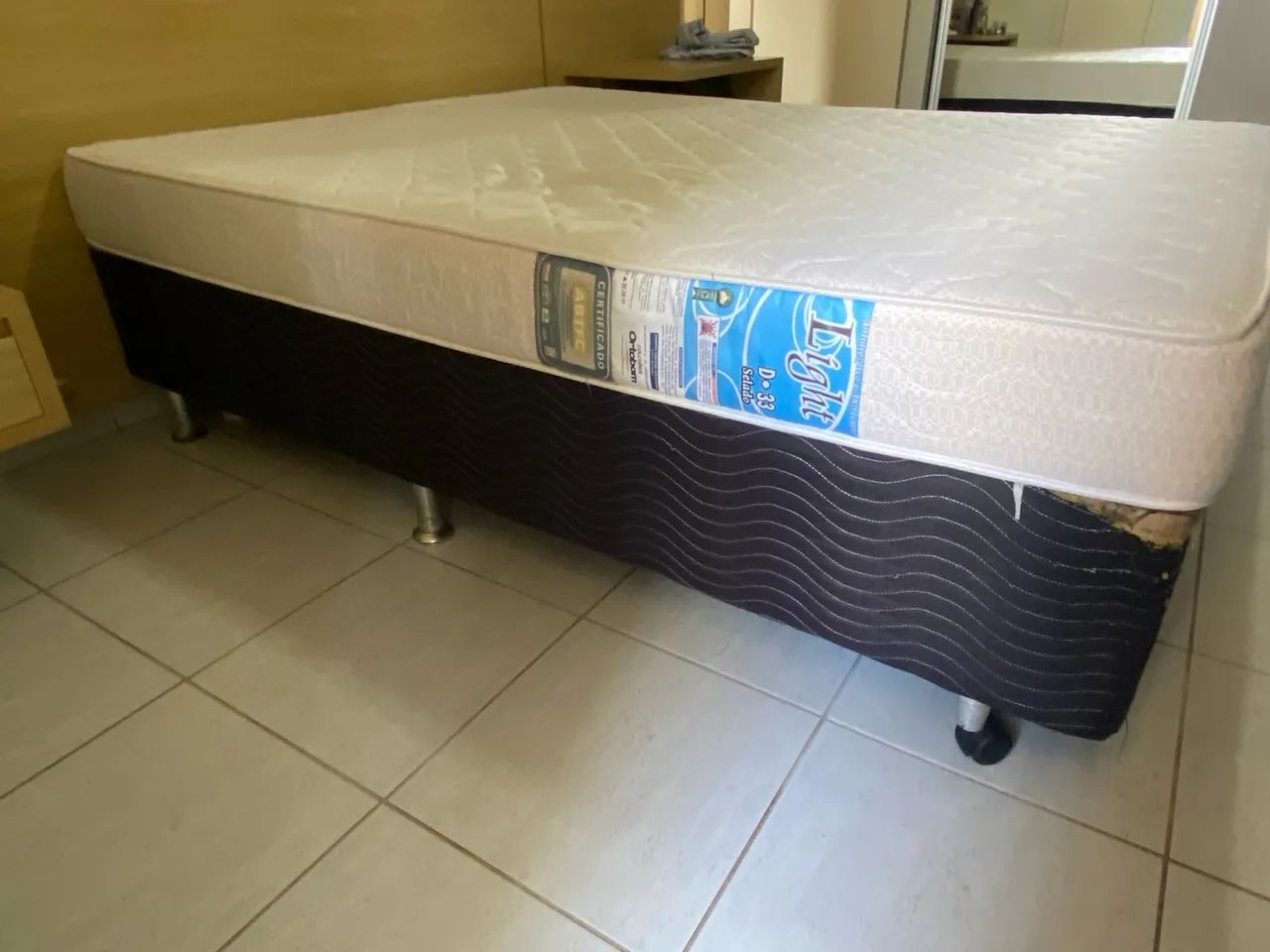 Colchão Semi novo Ortobom queen densidade 33 selado - Foto 4