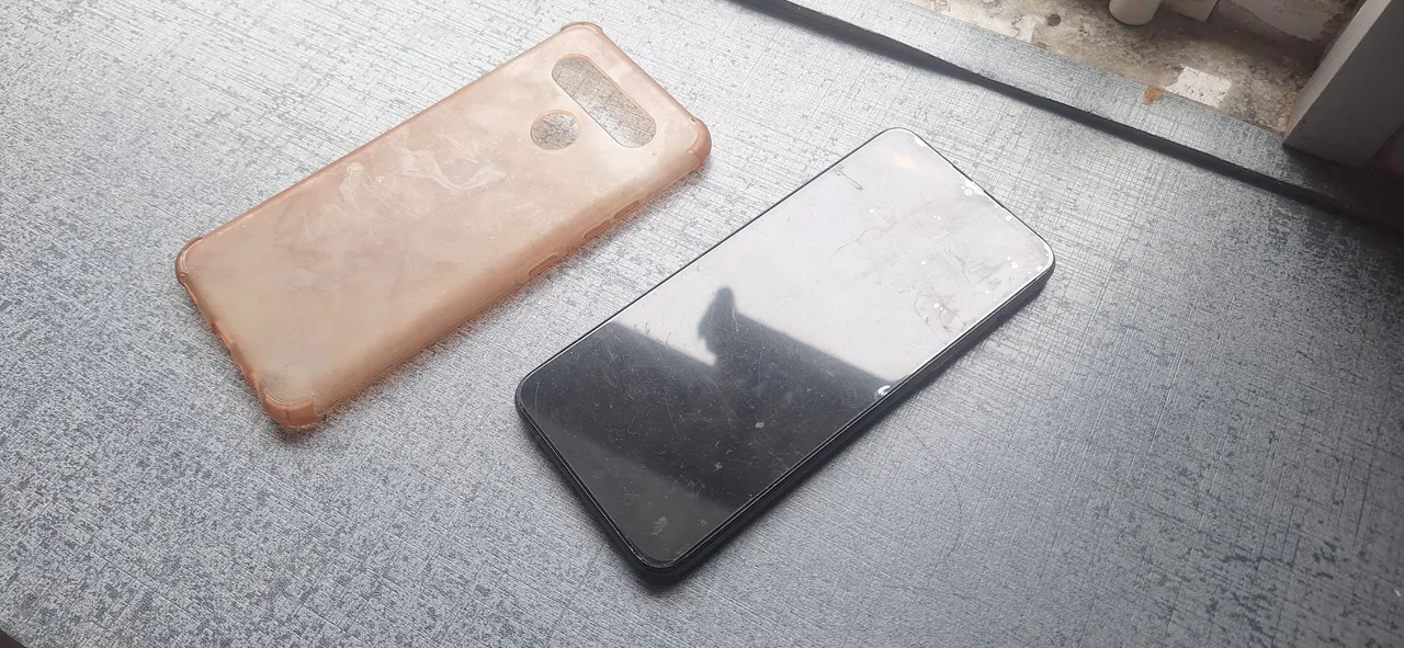 Celular em excelente estado LG com capa e carregador 