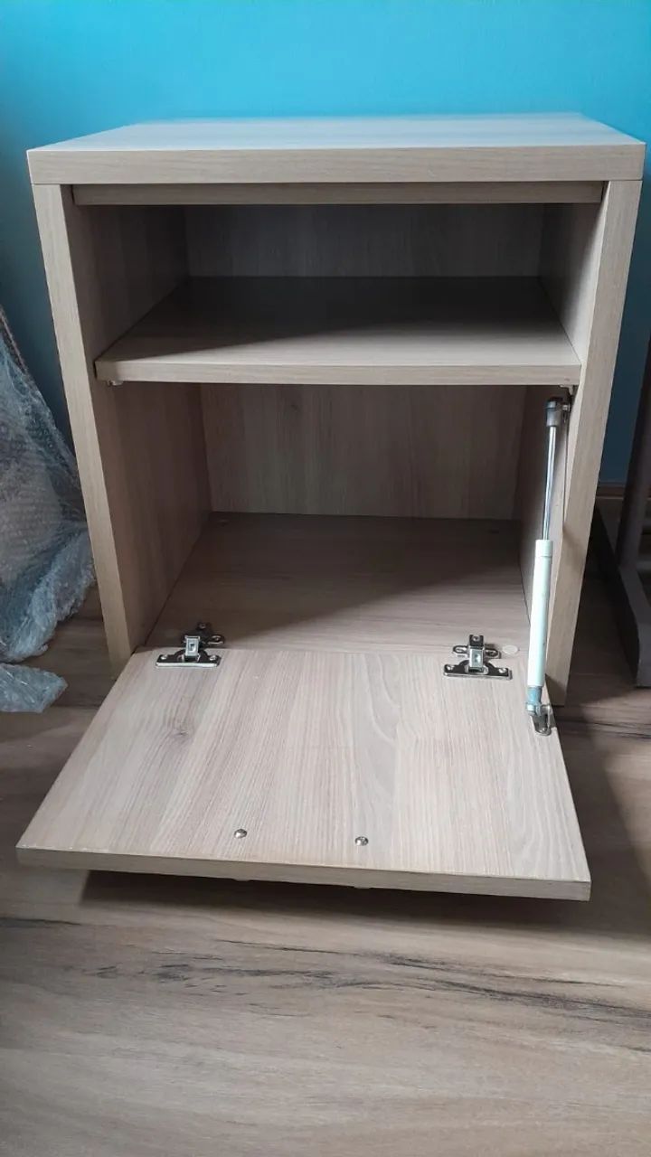Mesa de cabeceira em madeira