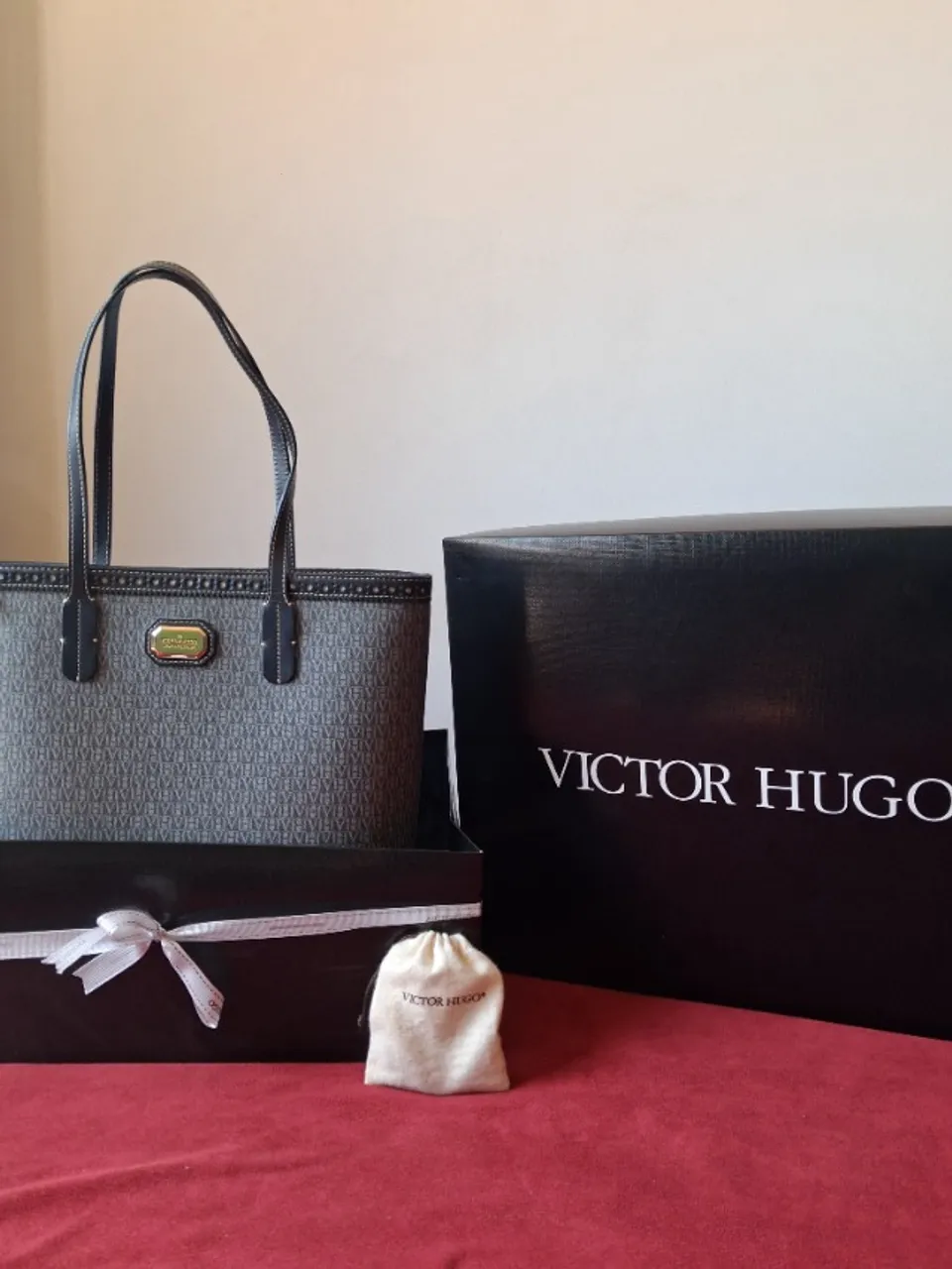 Bolsa Victor Hugo Original com Caixa + Chaveiro Moon - Itens de Luxo