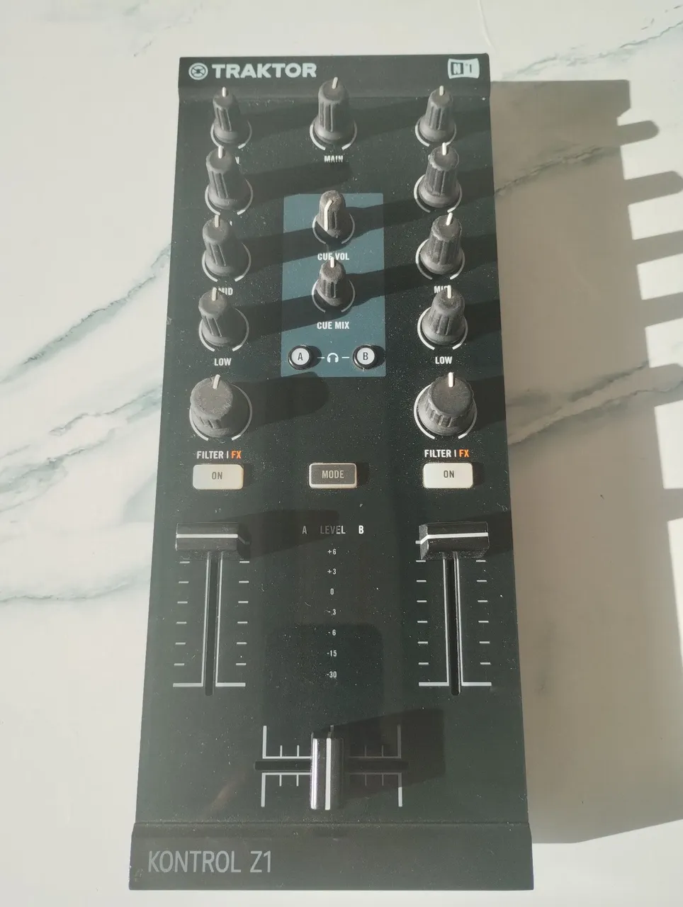 Controladora Traktor Kontrol Z1