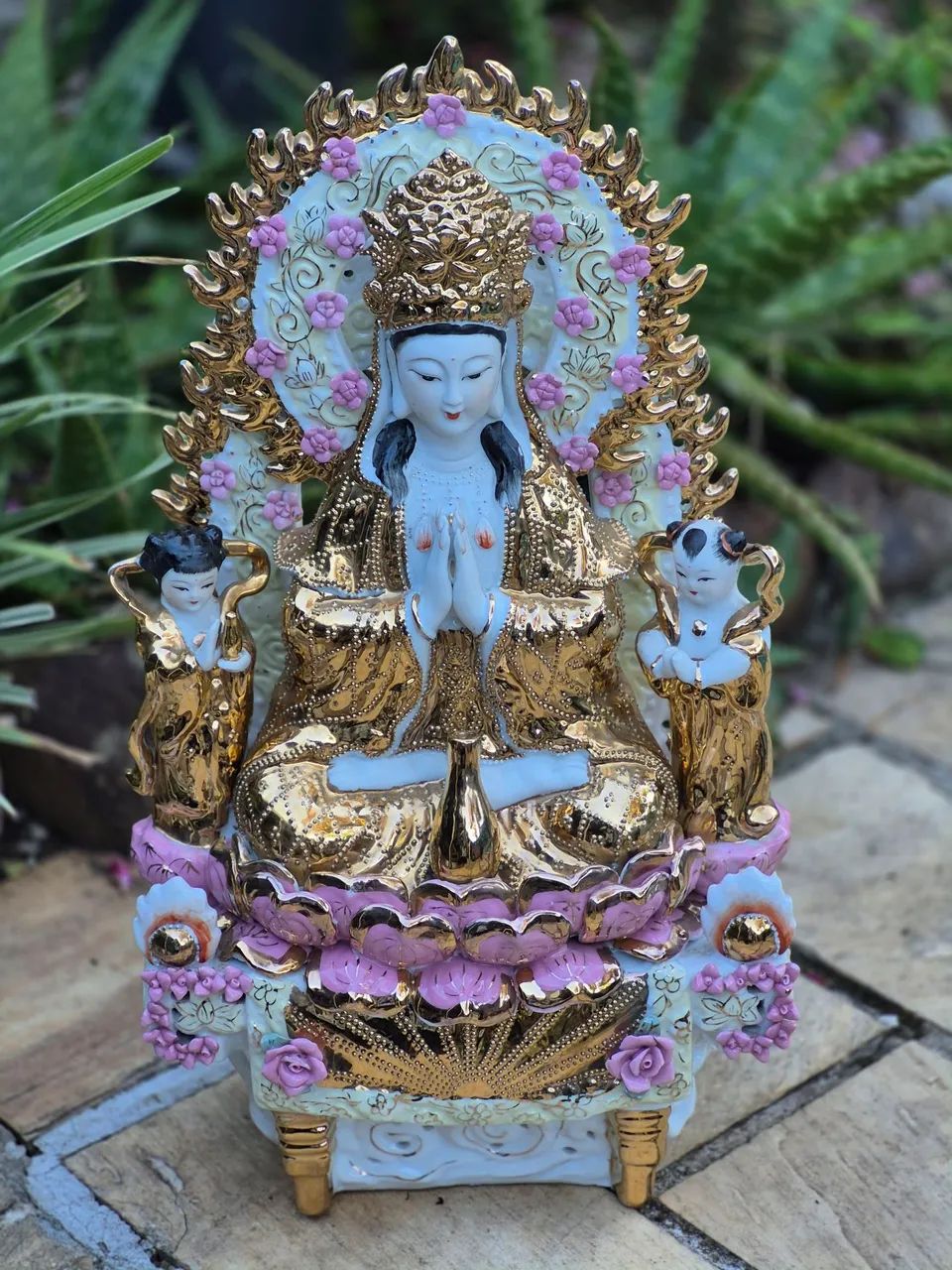 Linda e grande peça  antiga em porcelana kuanin  pintada a mão 