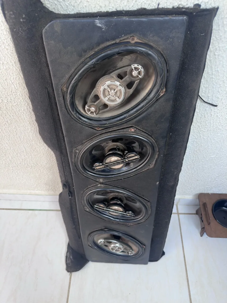 Painel com 4 alto falantes