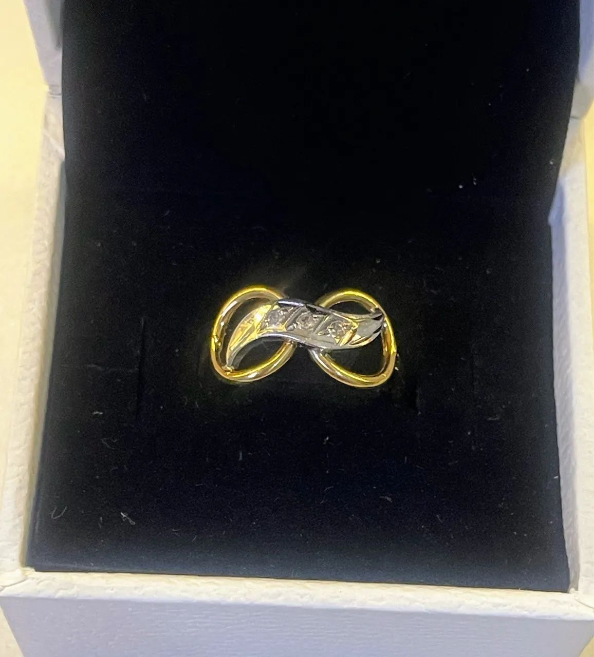 Anel ouro 18k com detalhes em ouro branco e brilhantes 