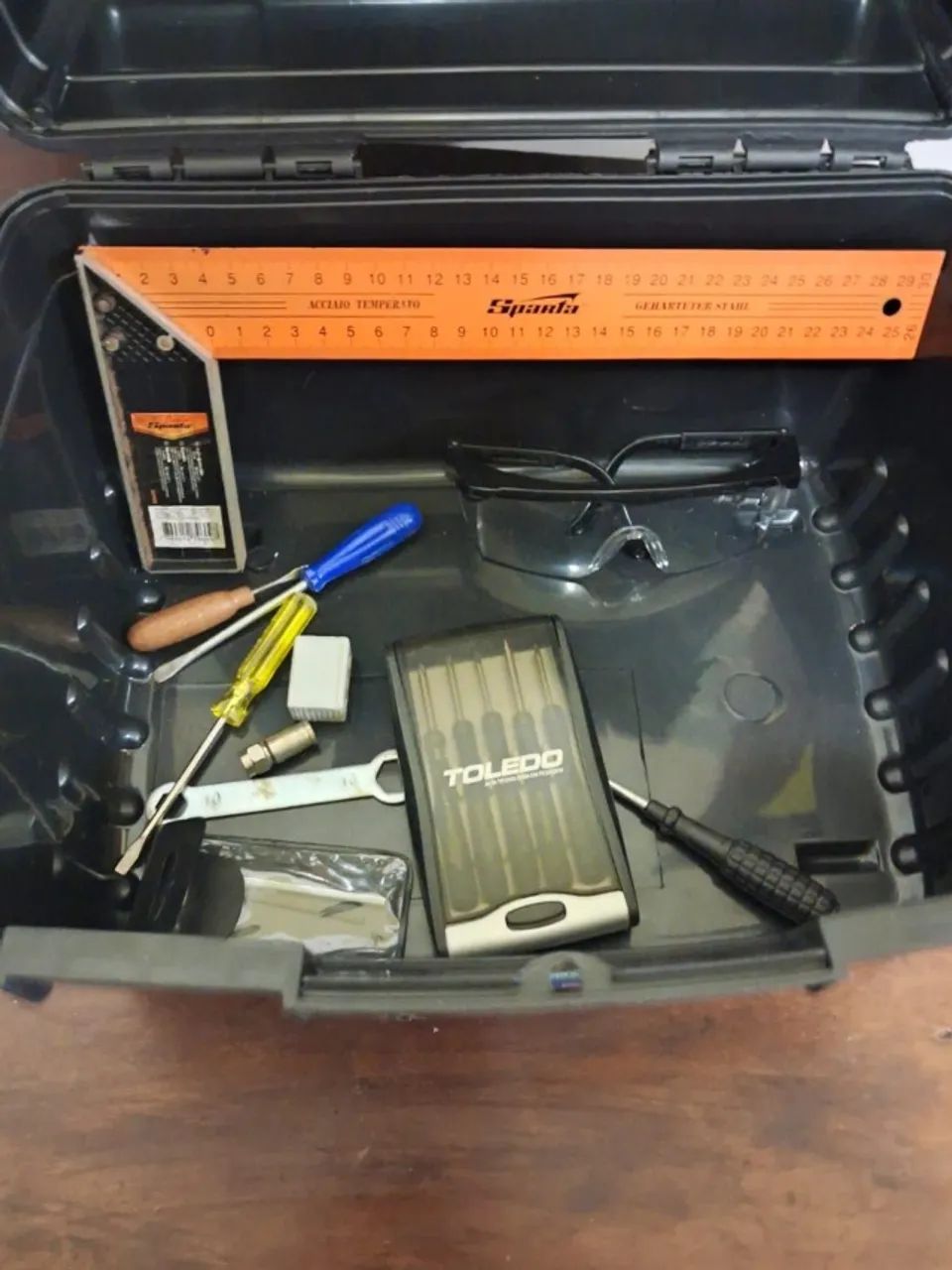 Caixa plástica de ferramentas, acompanha algumas ferramentas64363477049474120