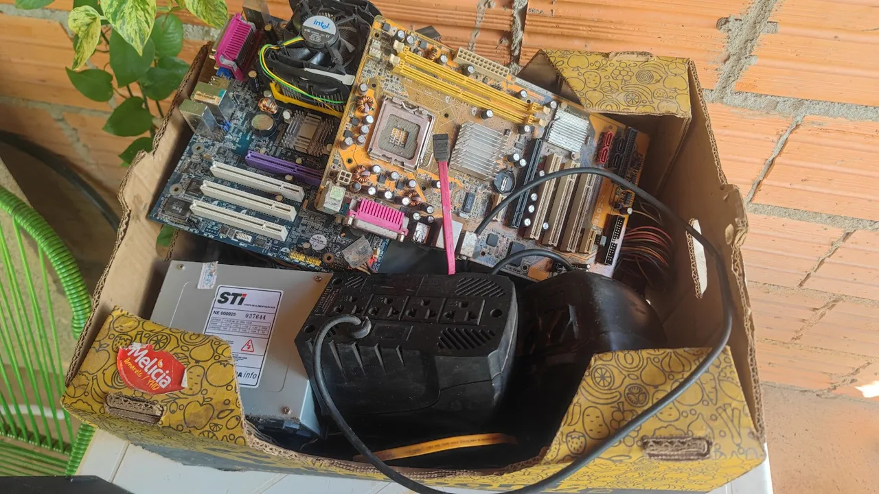 Sucatas de Placa-mãe, Fonte e Outros Componentes para PC