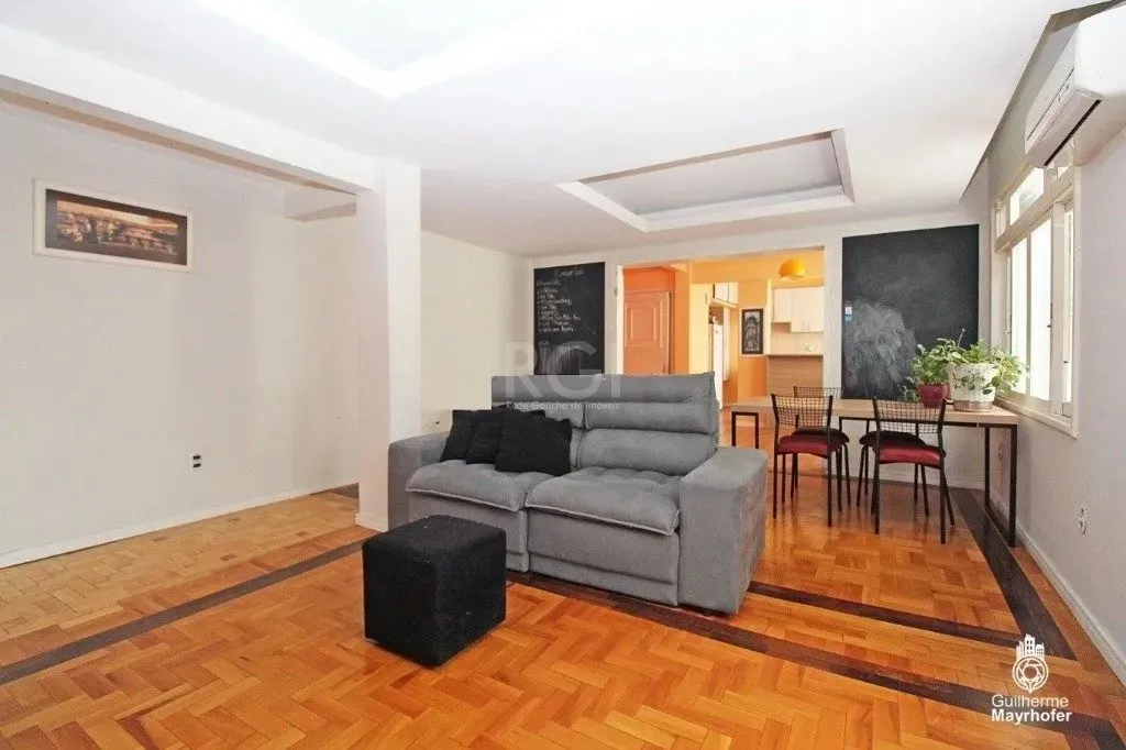 Vende-se apartamento de 2 dormitórios sendo 1 suíte, living amplo em dois ambientes, larei