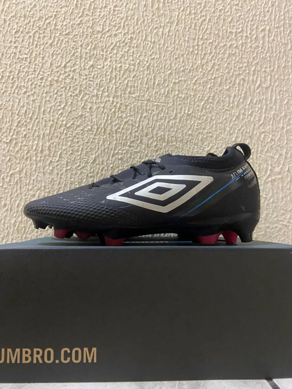 Chuteira Umbro Adamant Pro com pouco tempo de uso