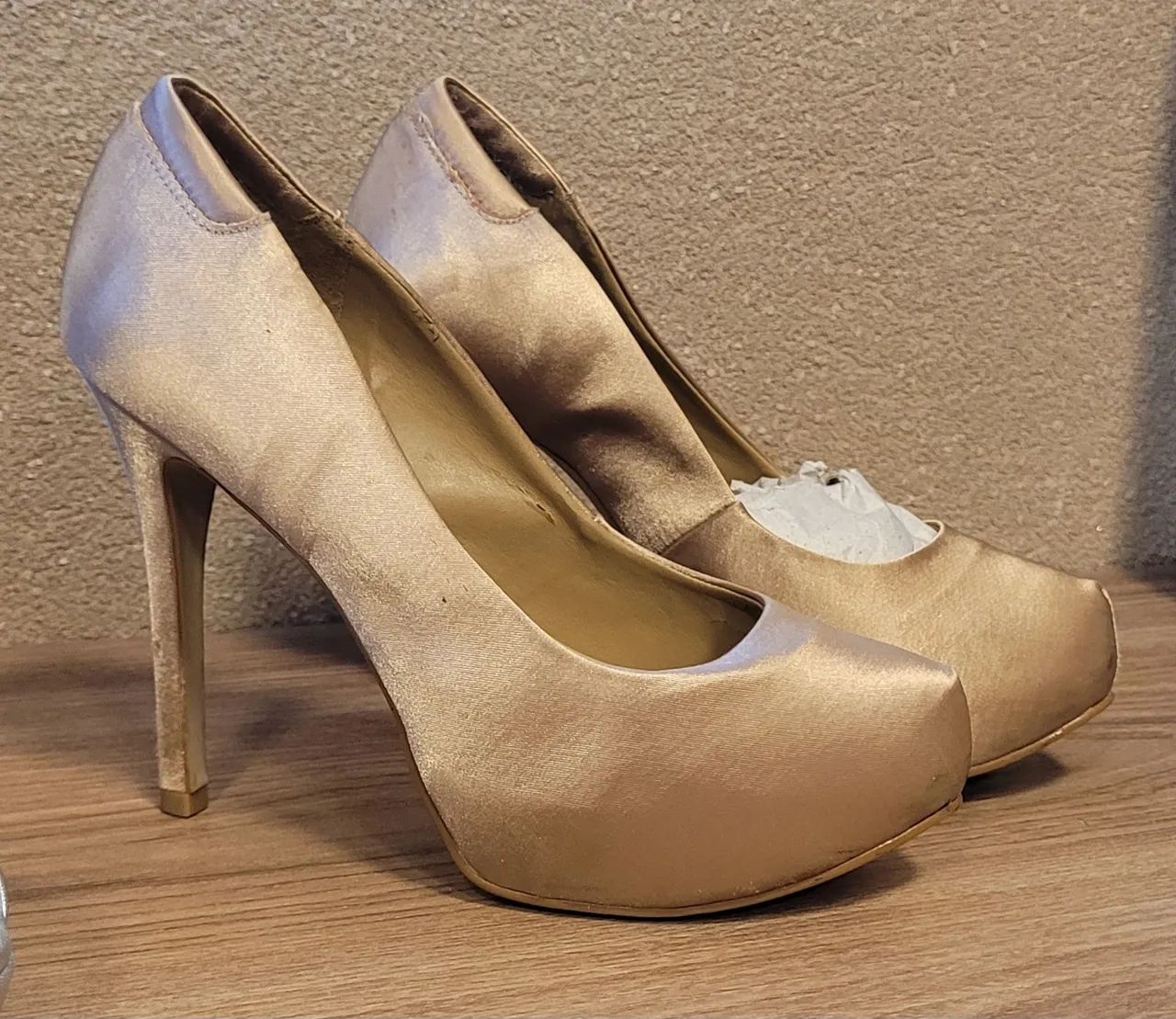 Salto alto bege de cetim número 35 Datelli 