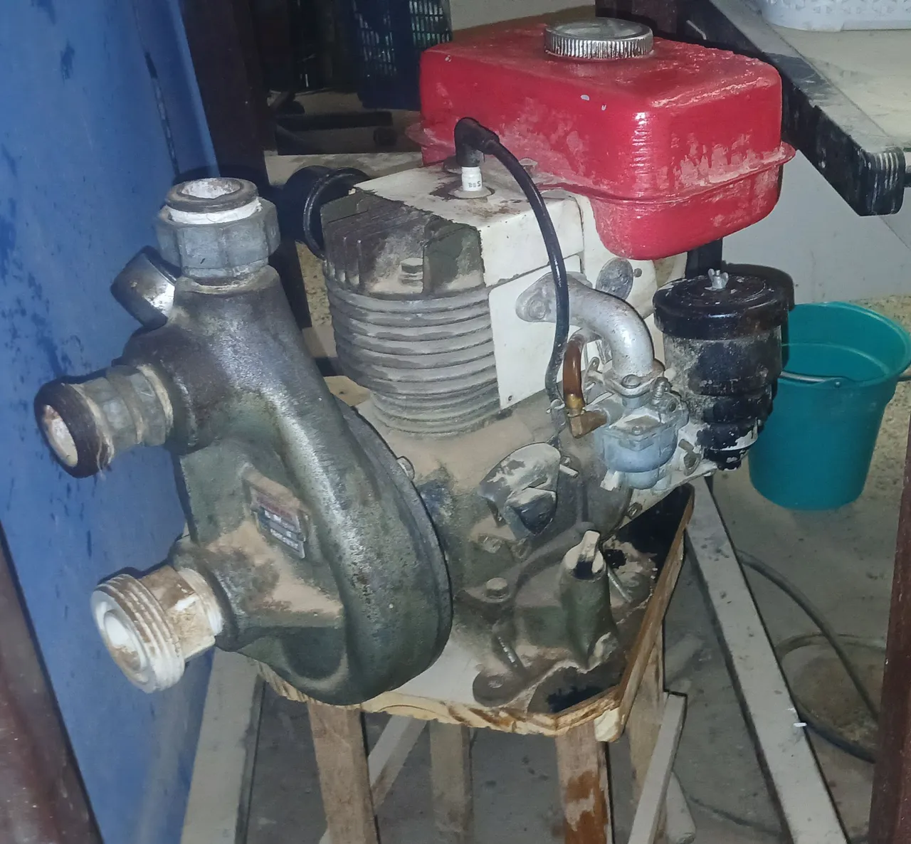 Motor com bomba d'água precisando de reparo