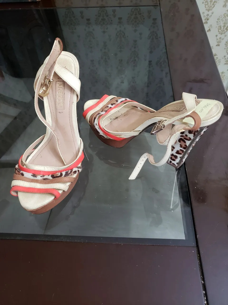 Sandálias Arezzo Multicoloridas - Elegância e Estilo!