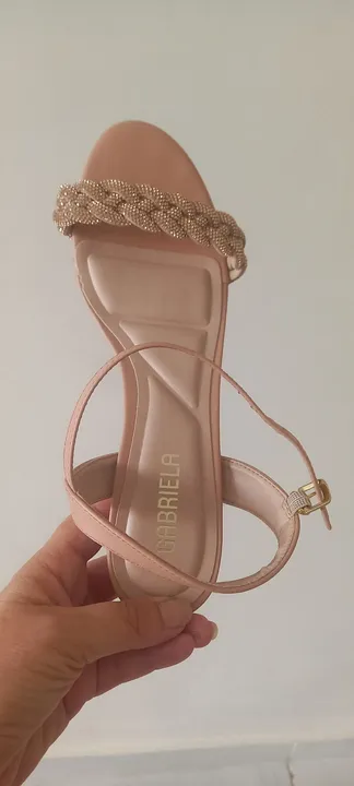 Sandália feminina cor de bege com detalhe em dourado
