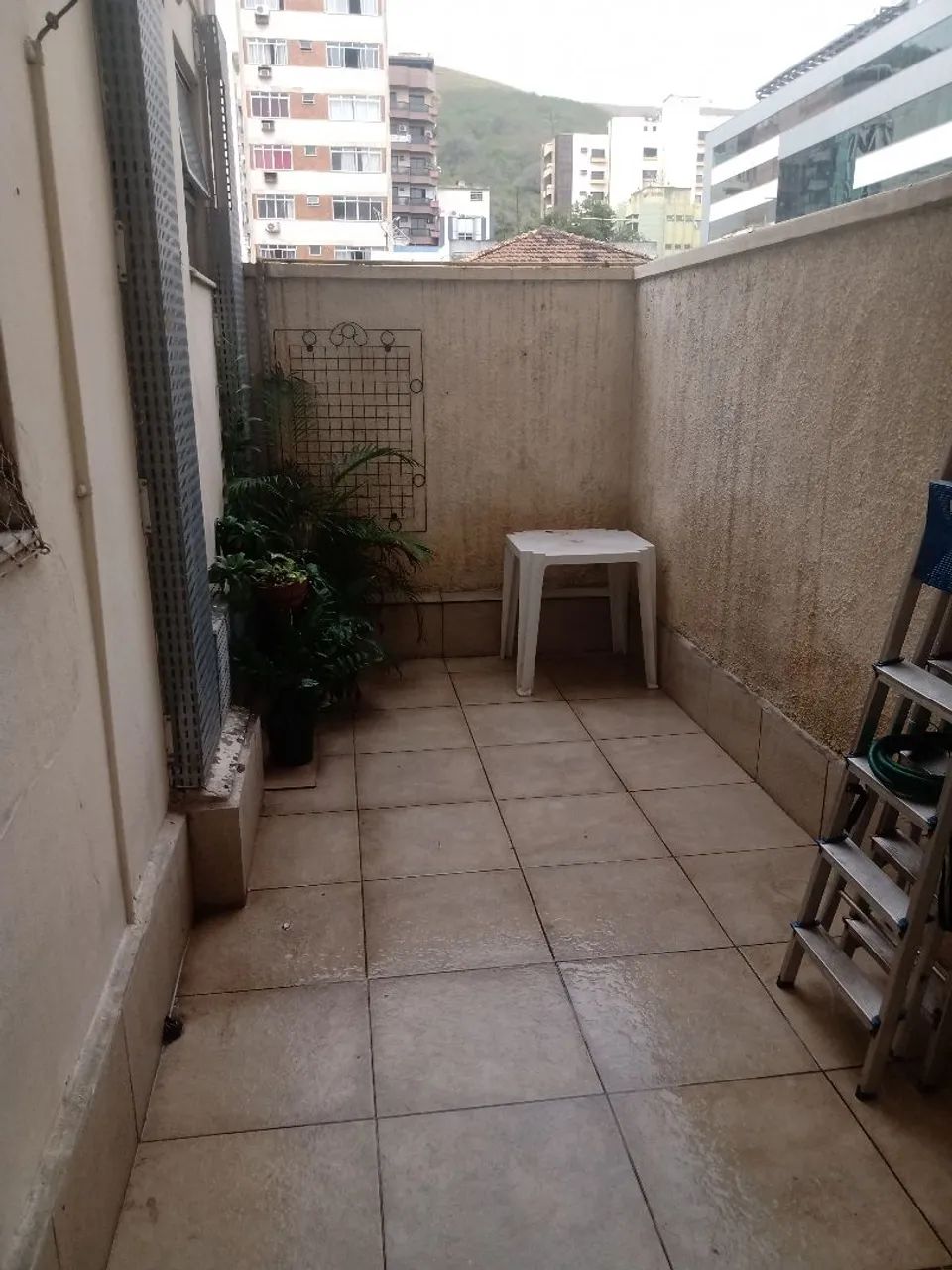 Mesa de plástico branco 