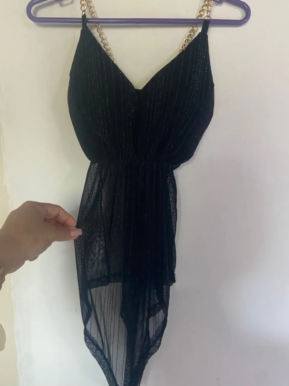 Body preto com alças de corrente