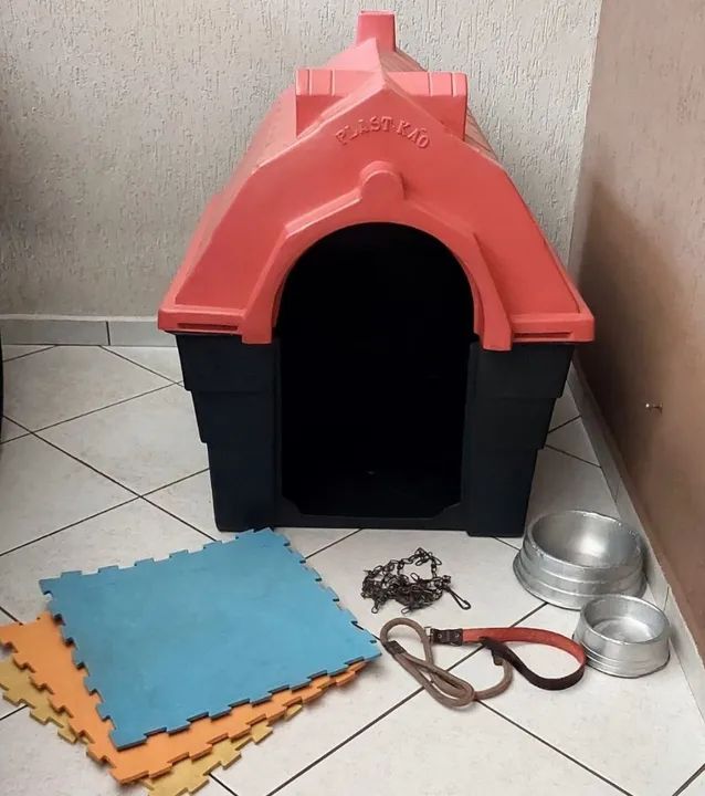 Casinha para cachorro porte grande, está perfeita. Vai com tudo que mostra na foto.