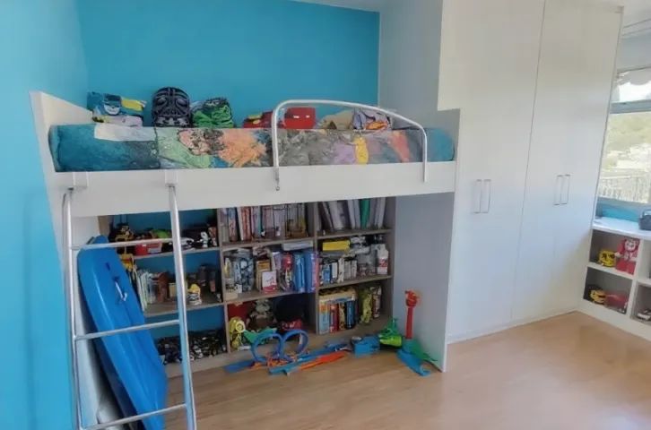 Cama Suspensa Infantil e módulo com nicho para guardar brinquedos