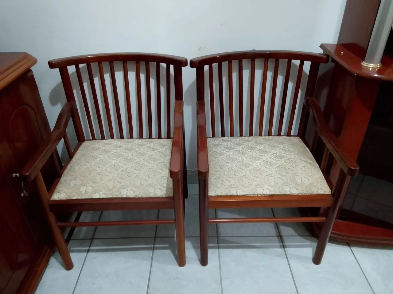 2 Cadeiras mogno maciço. Sem defeitos. Novas e lindas.