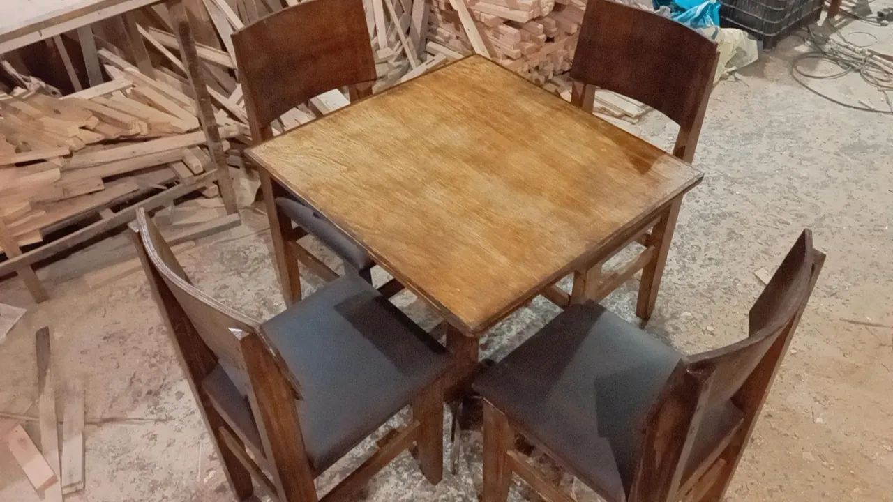 Conjunto de mesa com 4 cadeiras de madeira