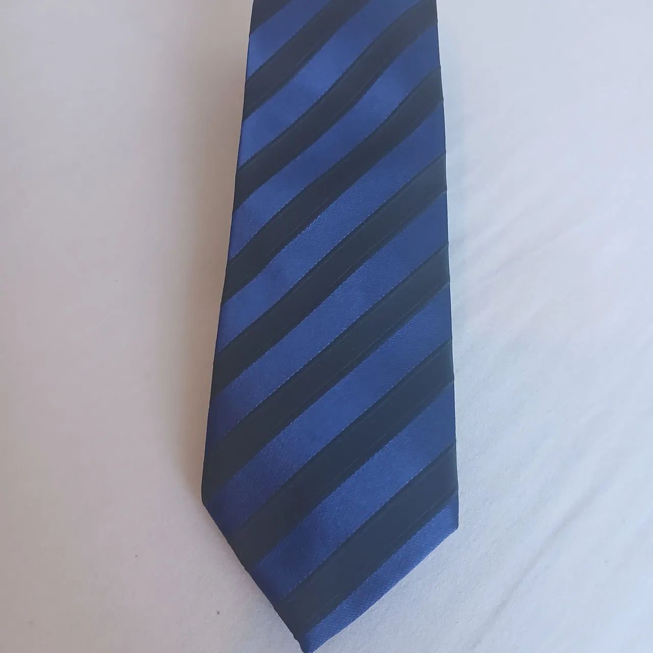 Gravata Azul e Preta Listrada - Elegância em Detalhes!