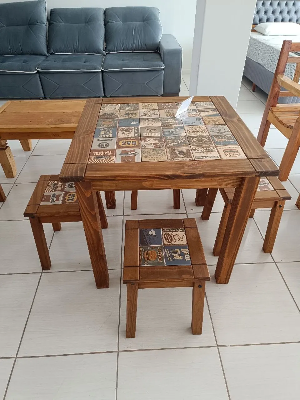 Mesa gourmet 80x80 com detalhes em cerâmica 4 banquetas R$ 1.099,00!