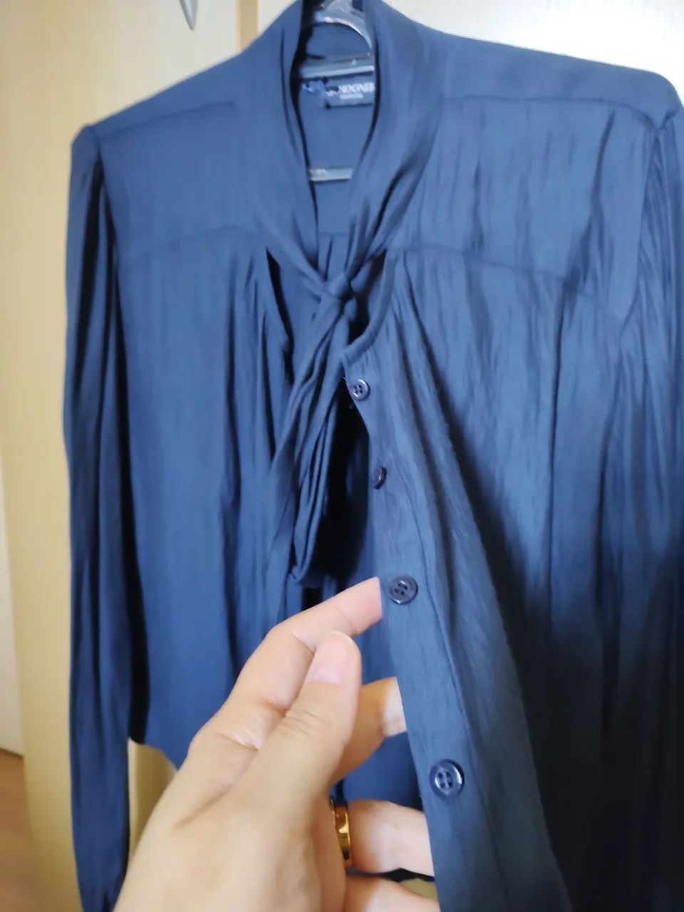 Blusa cropped de Seda com Laço - Azul Escuro - Foto 2