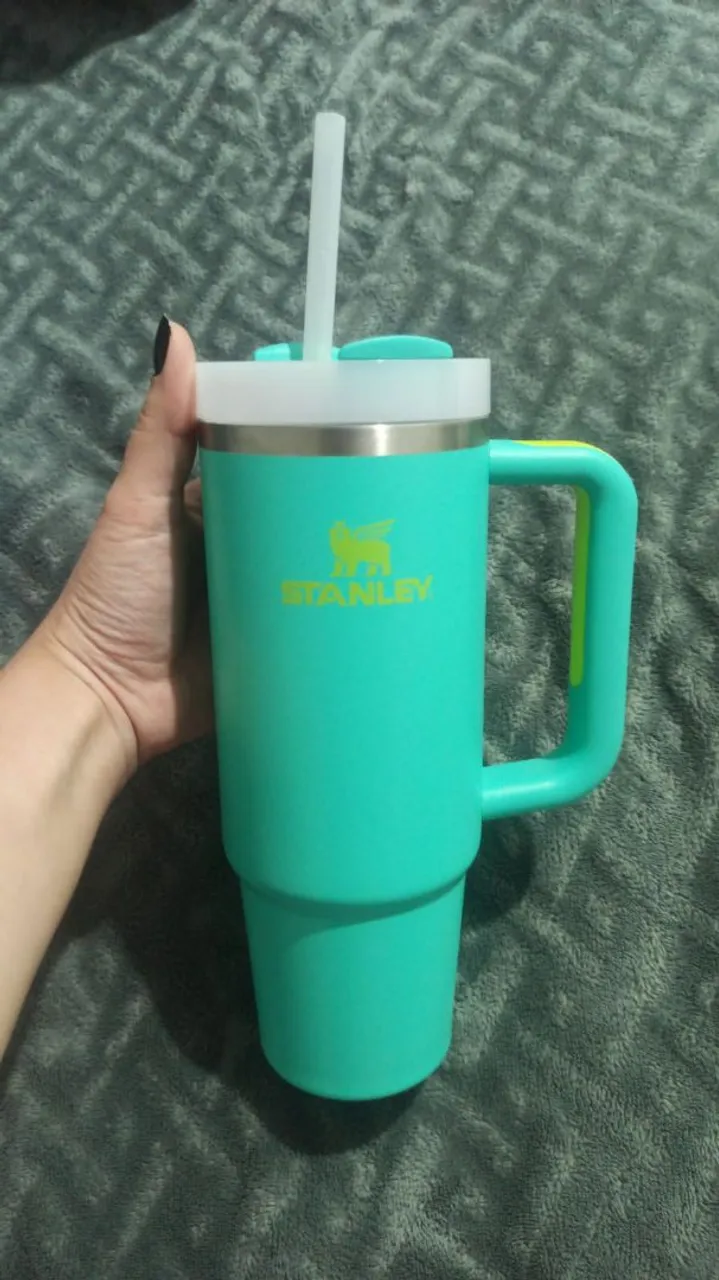 Caneca térmica Stanley com alça