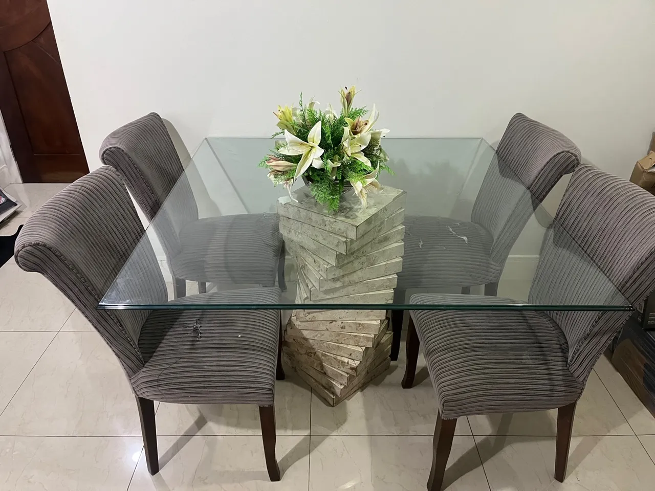 Mesa de Jantar com Tampo de Vidro e 4 Cadeiras