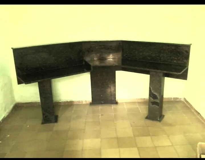 Escrivaninha de Canto em Granito Preto