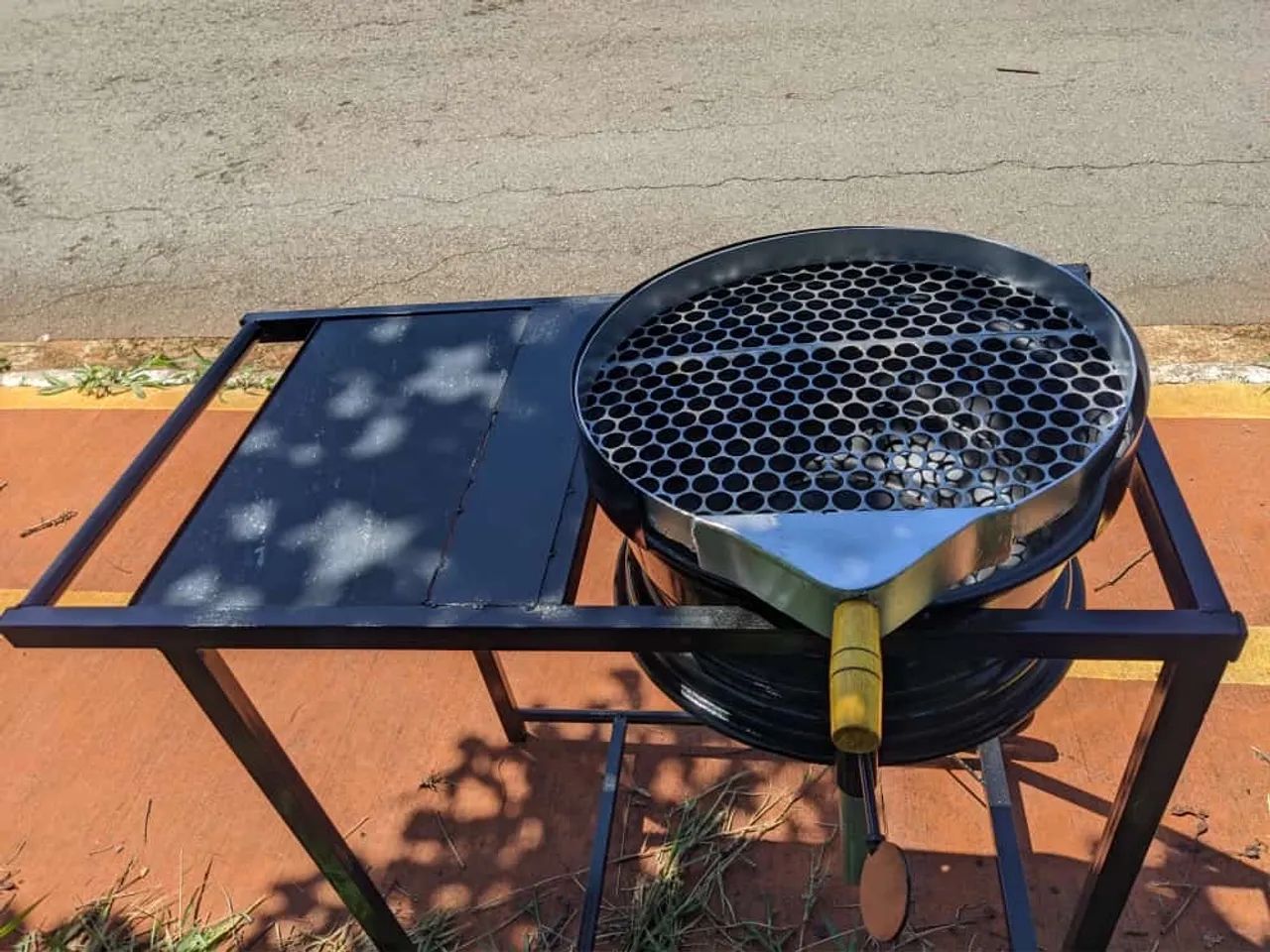 Churrasqueira aro 18 com pedra de mármore  - Foto 3