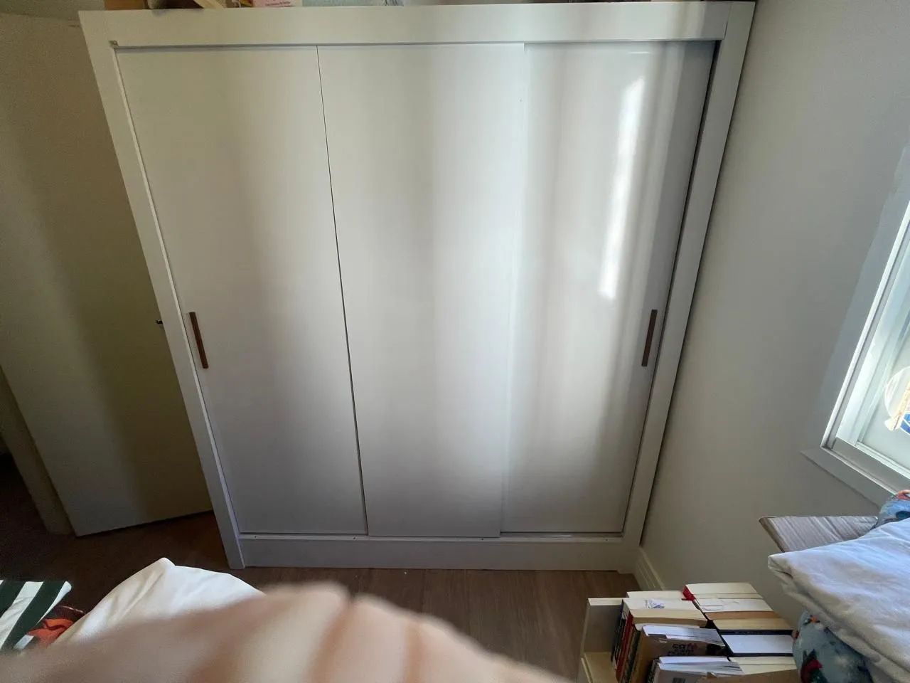 Guarda-roupa branco com portas de correr