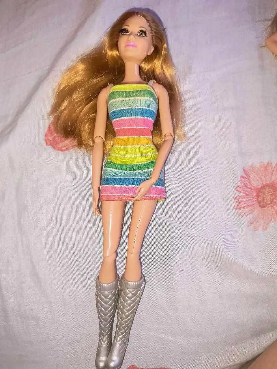 Boneca Barbie com Vestido Colorido e Botas
