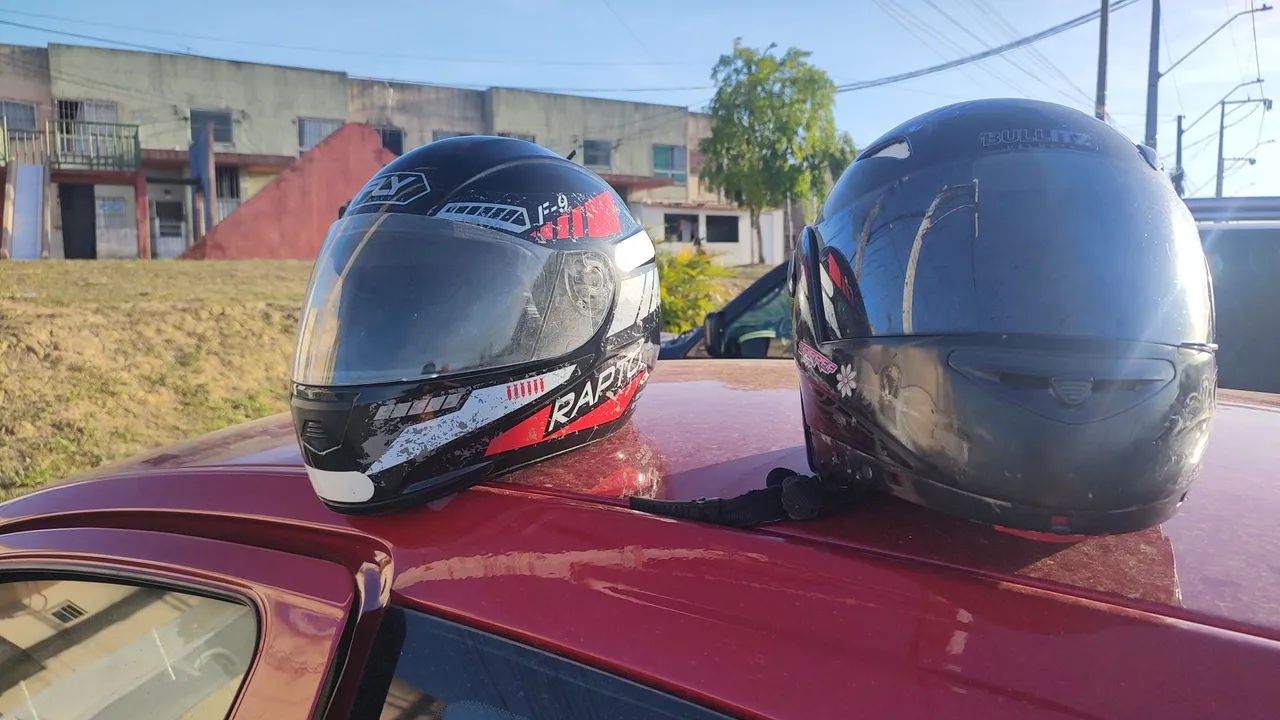 2 capacetes de moto