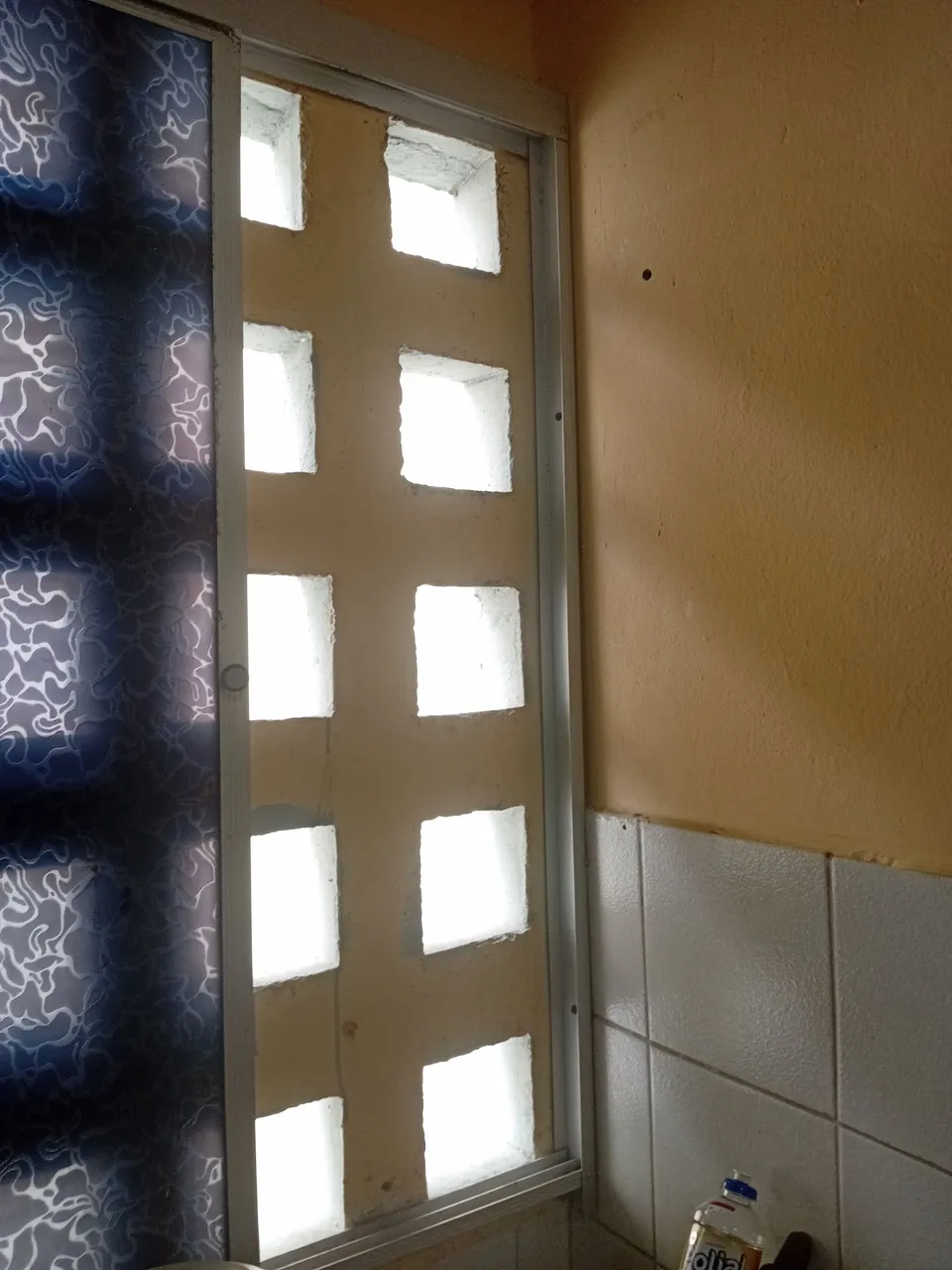 Janela de acrílico e alumínio para área de serviço de apartamento.