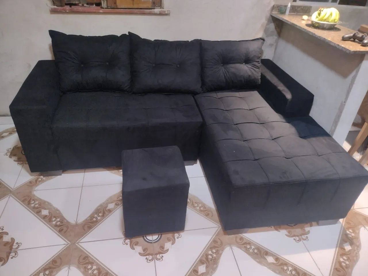 Sofá de canto com puff preto