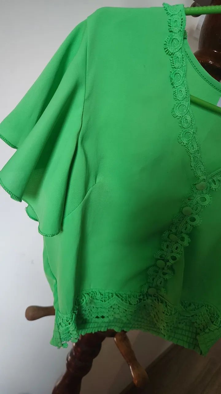 Blusa Verde Detalhada com Renda Tam.P - Foto 3